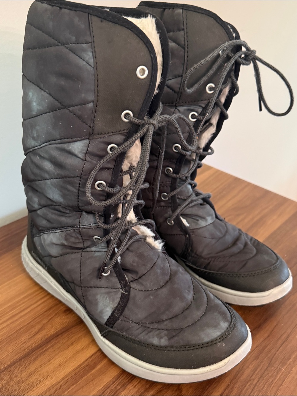 Merrell Black Quilted Lace-Up Winter Boots with Faux Fur lining